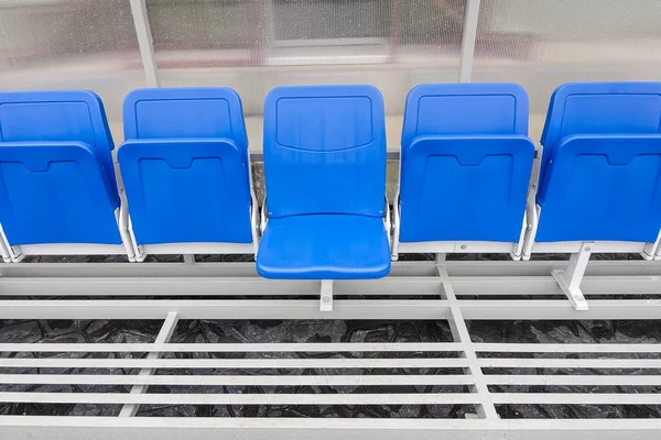 Spor stadyumundaki yedek sandalye ve antrenör kürsüsünün ayrıntıları