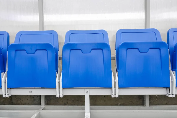 Spor stadyumundaki yedek sandalye ve antrenör kürsüsünün ayrıntıları