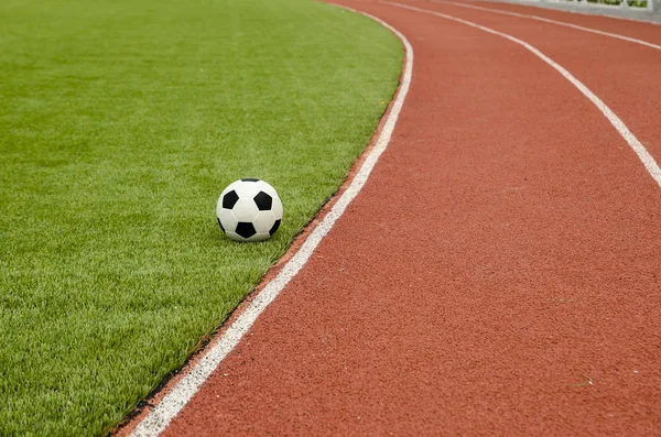 Futbol topu stadyumdaki yapay çim futbol sahasında..