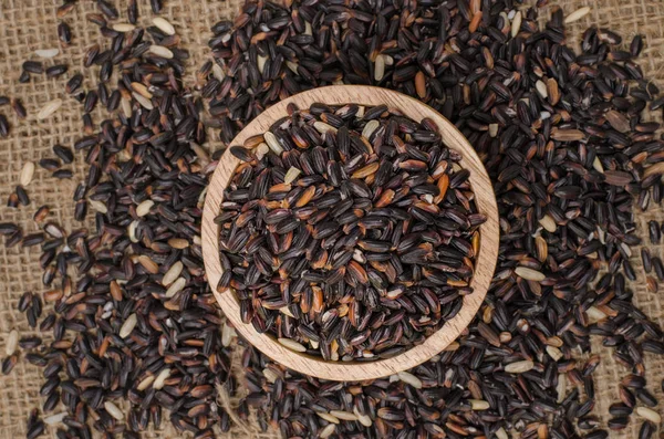 Torbadaki siyah pirinç. 