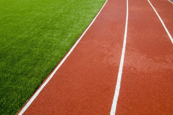 Yapay çimen stadyumunun kauçuk şeritleri..