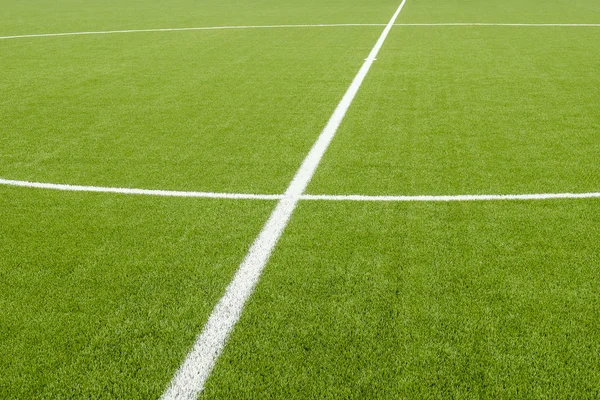Yapay yeşil çim futbol sahası üzerinde beyaz hat işaretleme 