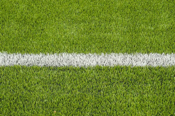 Yapay yeşil çim futbol sahası üzerinde beyaz hat işaretleme 