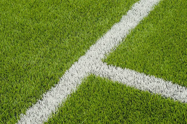 Yapay yeşil çim futbol sahası üzerinde beyaz hat işaretleme 