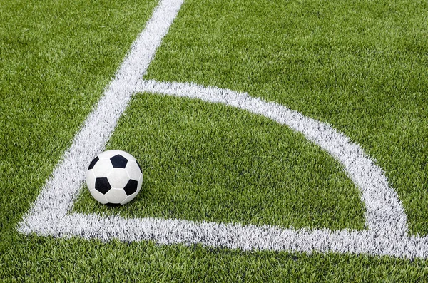 Köşedeki suni yeşil çim sahada futbol futbol
