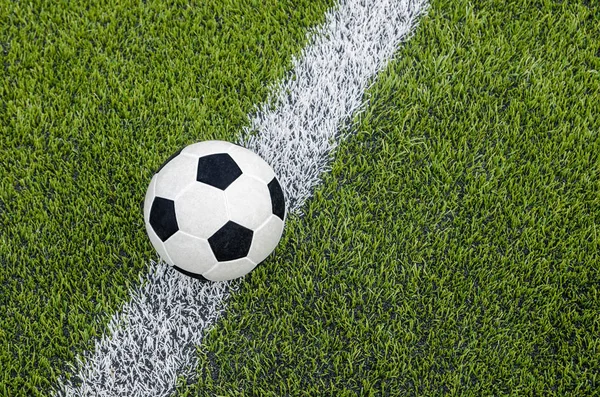 Yapay yeşil çim alanda beyaz satıra ilgili futbol futbol