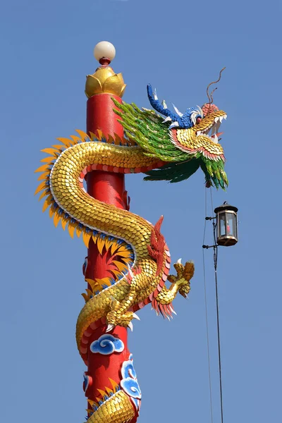 Het Standbeeld Van Chinese Draak Met Blauwe Hemelachtergrond — Stockfoto