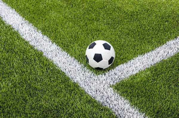 Yapay yeşil çim alanda beyaz satıra ilgili futbol futbol