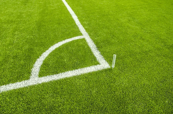 Suni çim futbol sahası köşesine.