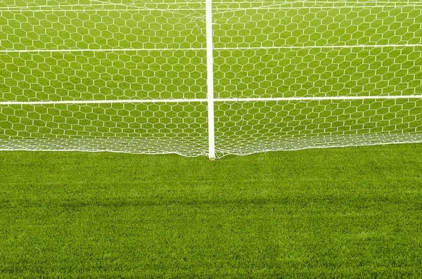 Yapay yeşil çim futbol sahası üzerinde beyaz Net işaretleme 