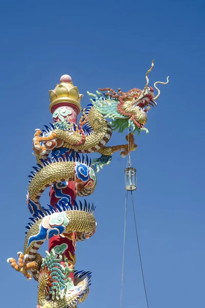 Çince ejderha heykeli mavi gökyüzü arka plan ile.