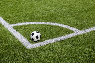Köşedeki suni yeşil çim sahada futbol futbol