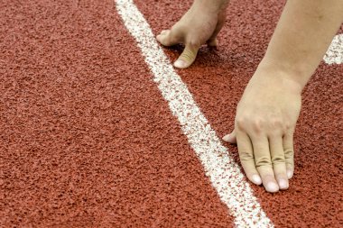 Başlangıç çizgisine yarışta ellerde izlemek, hazır çalıştırmak için