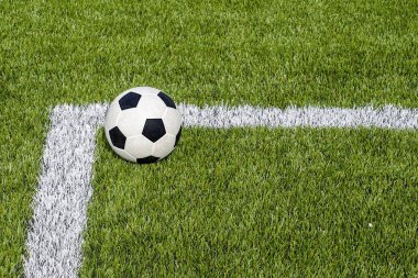 Yapay yeşil çim alanda beyaz satıra ilgili futbol futbol