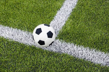 Yapay yeşil çim alanda beyaz satıra ilgili futbol futbol
