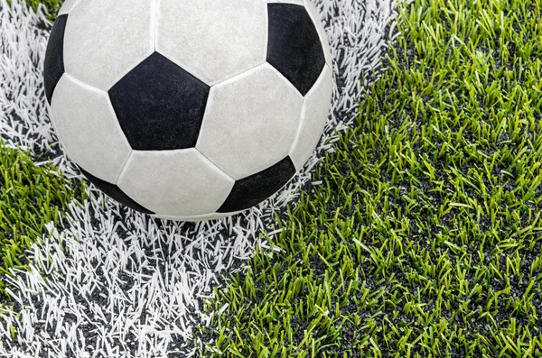 Yapay yeşil çim alanda beyaz satıra ilgili futbol futbol