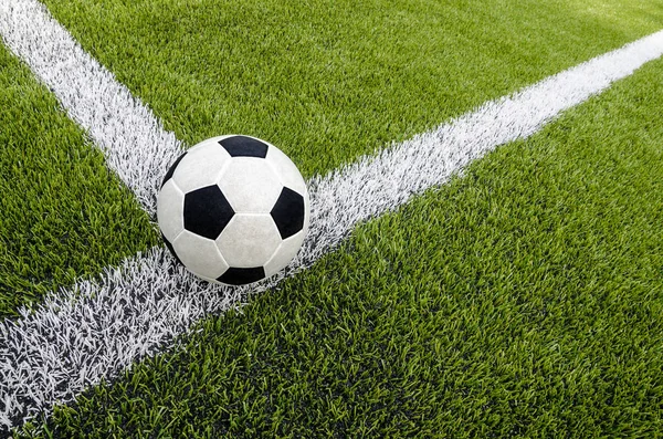 Yapay yeşil çim alanda beyaz satıra ilgili futbol futbol