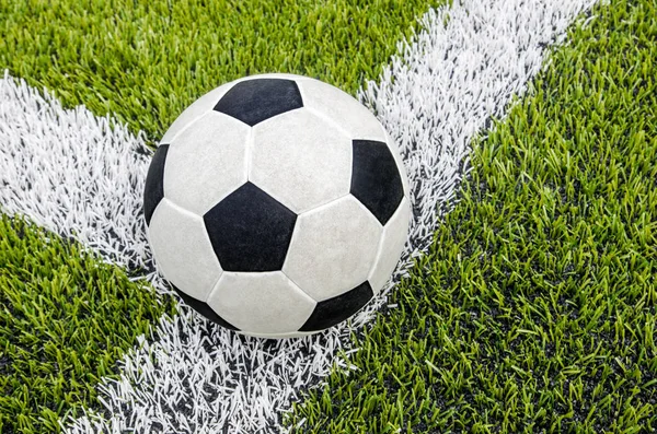Yapay yeşil çim alanda beyaz satıra ilgili futbol futbol
