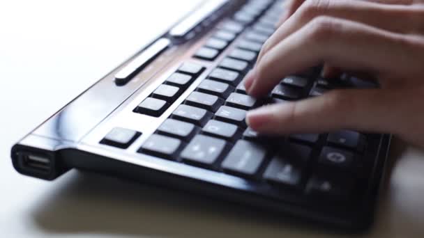 Person tippt in Großaufnahme auf Tastatur — Stockvideo