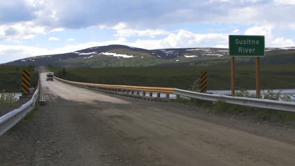 Camper jízdy na mostě přes vysoký Atlas na Aljašce — Stock video
