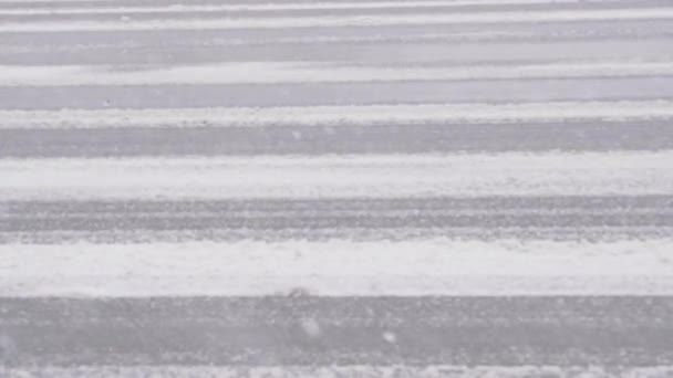 Колеса проезжают по снежному шоссе — стоковое видео