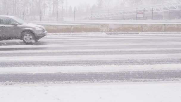 Αυτοκίνητα στην εθνική οδό στο χιόνι — Αρχείο Βίντεο