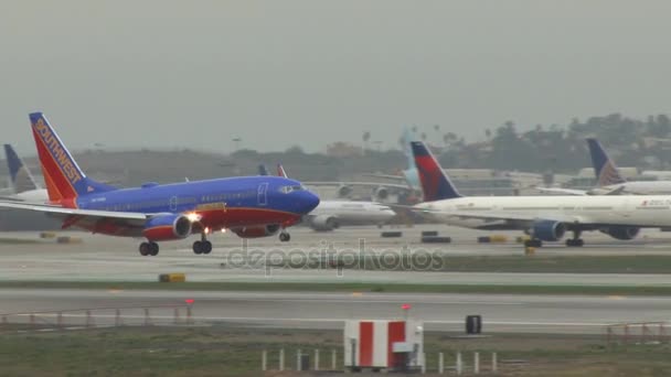 Vliegtuig aankomen op lax — Stockvideo