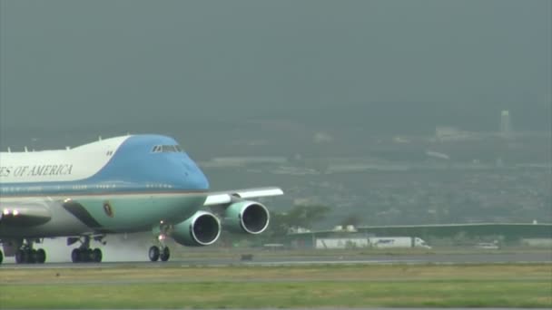 Fuerza aérea uno reúne velocidad para despegar — Vídeo de stock