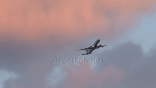 Avião voando através de nuvens coloridas — Vídeo de Stock