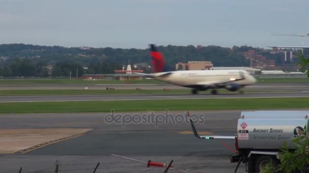 Vliegtuig naar beneden start-en landingsbaan op de luchthaven van dc — Stockvideo