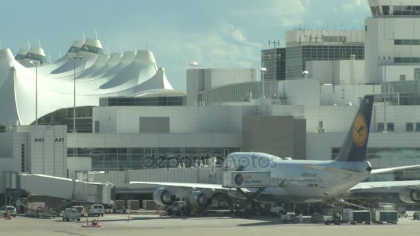 在丹佛机场停机坪上的飞机 — 图库视频影像