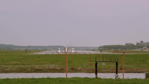 Start-en landingsbaan vliegtuig opstijgen in hemel — Stockvideo