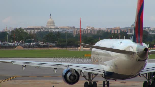Flugzeug wartet auf den Start mit Blick auf die Hauptstadt im Hintergrund Videoclip