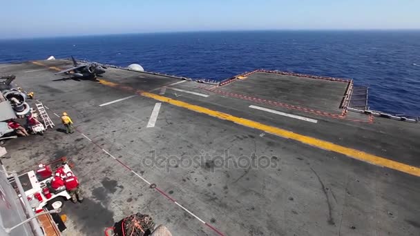 Lancio av 8b harrier decollo dal ponte di volo — Video Stock