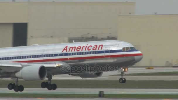 아메리칸 항공 비행기가 착륙 — 비디오