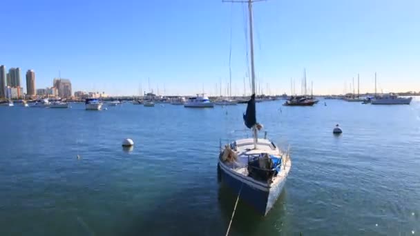 San diego kıyıları açıklarında demirlemiş tekne — Stok video