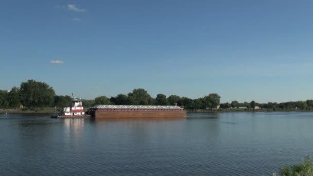 Barcaça no rio Mississippi — Vídeo de Stock