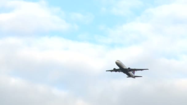 Velké letadlo prudce oblacích dc — Stock video