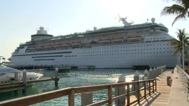 cruise gemi iskelesi bırakarak