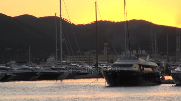 Βάρκες στο λιμάνι το σούρουπο στην Ισπανία — Αρχείο Βίντεο