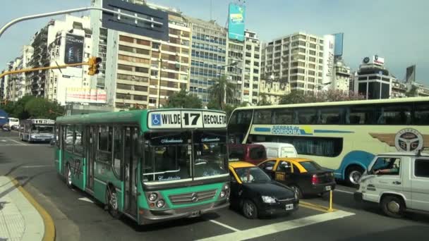 Ônibus e tráfego no cruzamento buenos ares — Vídeo de Stock