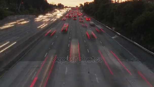 Los coches timelapse a la puesta del sol — Vídeos de Stock