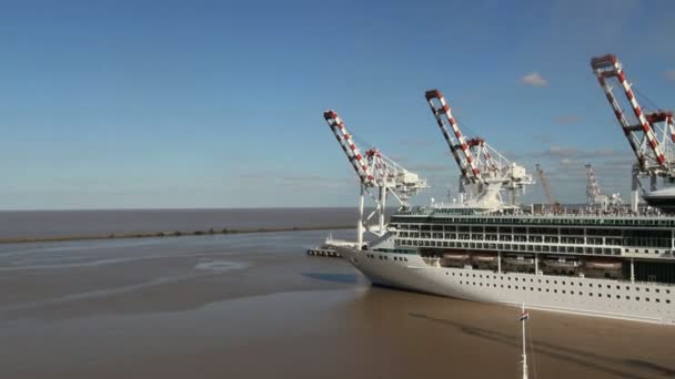 Cruise ship pulled by loading dock time lapse — Stock Video