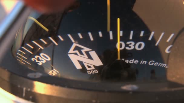 Kompass auf Segelboot vergrößern — Stockvideo