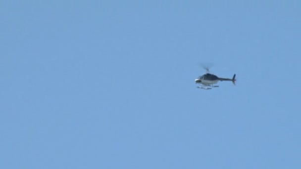 Vrtulník na modré obloze — Stock video