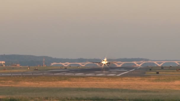 Αεροπλάνο που απογειώνεται στο ηλιοβασίλεμα — Αρχείο Βίντεο