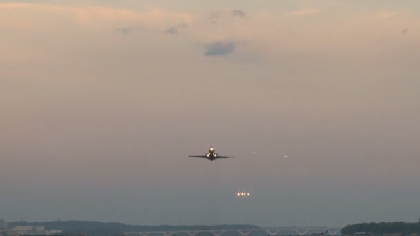 Vliegtuigen opstijgen en de landing in de vroege nachtelijke hemel — Stockvideo