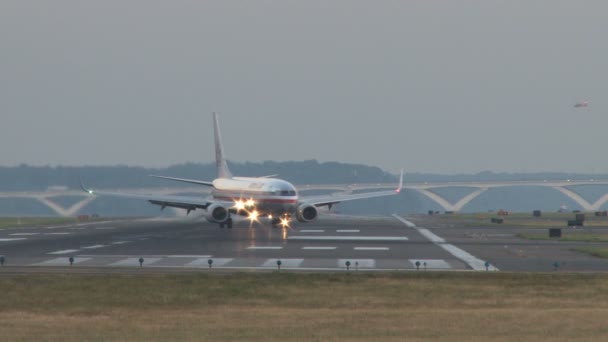 飞机在跑道上转动 — 图库视频影像