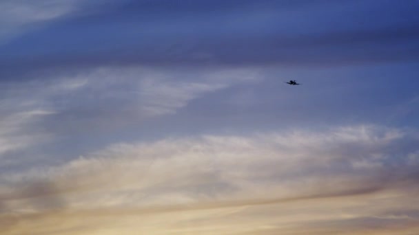 Avión volando a través del cielo puesta del sol arriba — Vídeos de Stock