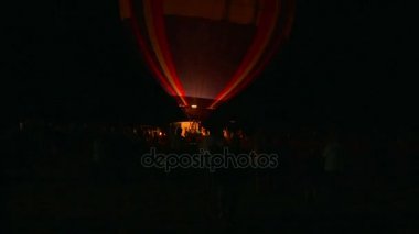 sıcak hava balonları öncesi sabah karanlıkta doldurulur